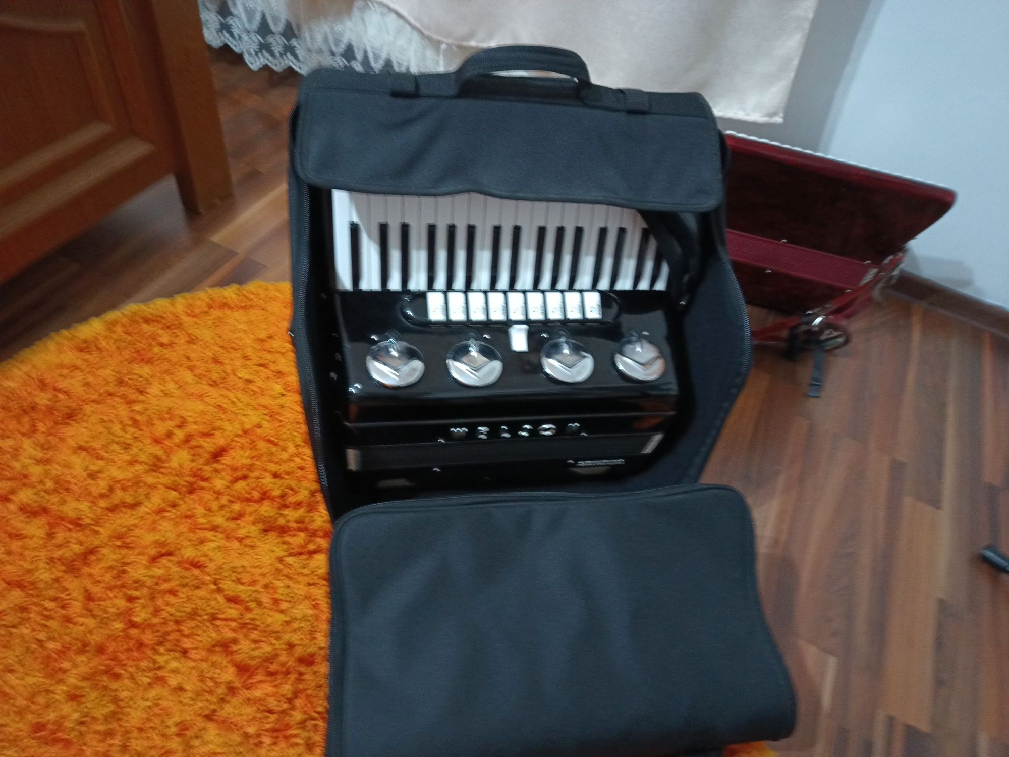Vând acordeon Welson 96 bași
