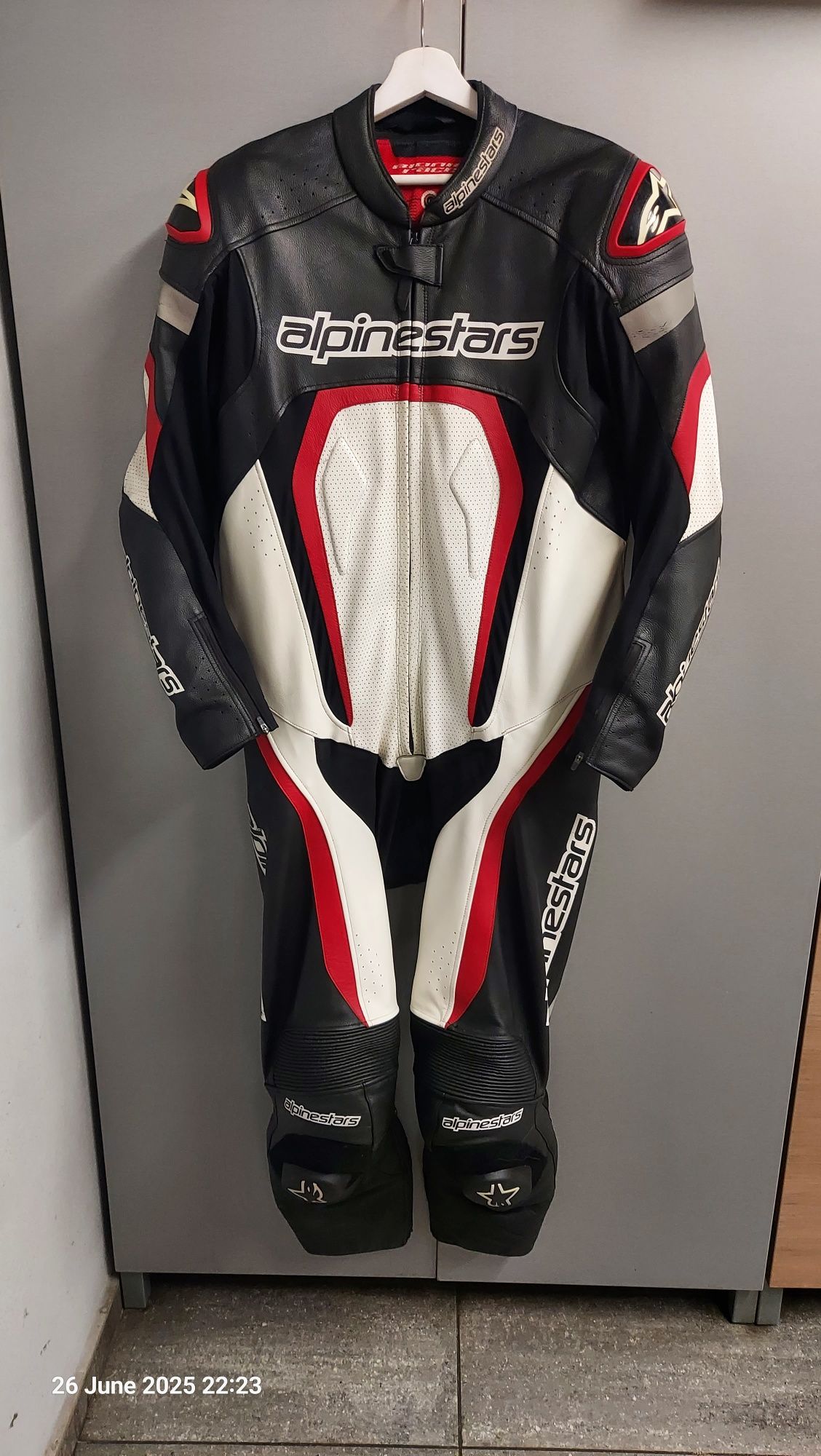 Кожени мото екипи Alpinestars цял и от две части, размер 54 и 50.