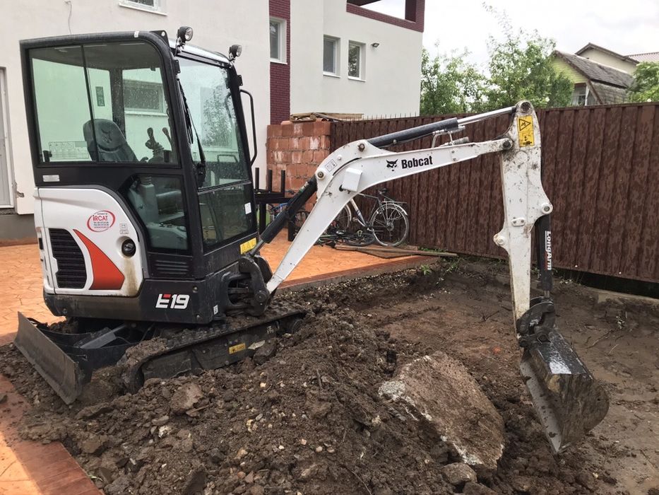 Miniexcavator picon sapaturi fundatie excavatie nivelare canal