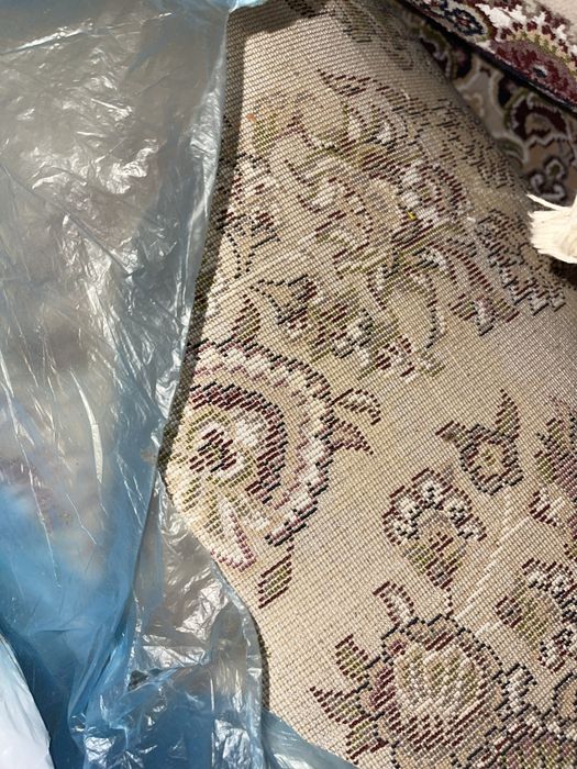 Ковёр б/у отличного качества, после стирки в упаковке