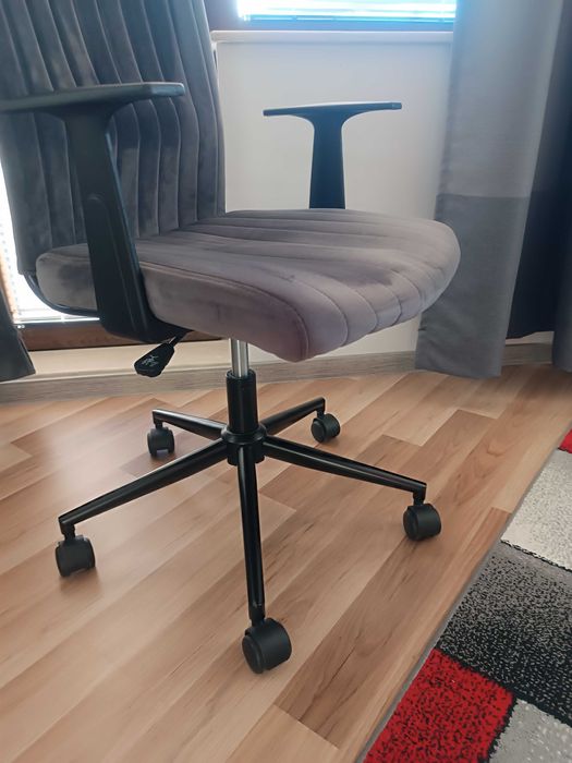 Офис стол сив плюшена тапицерия