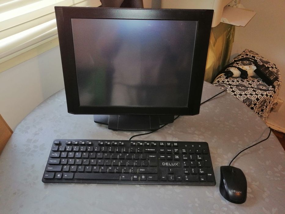 Vând monitor touch screen,calculator, tastiera