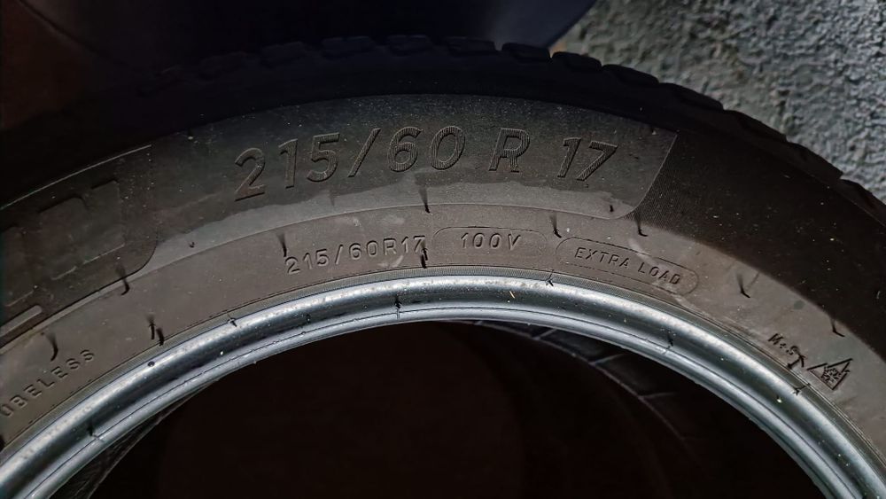 Vând 2 anvelope allseasson Michelin Crissclimate 215/60/17