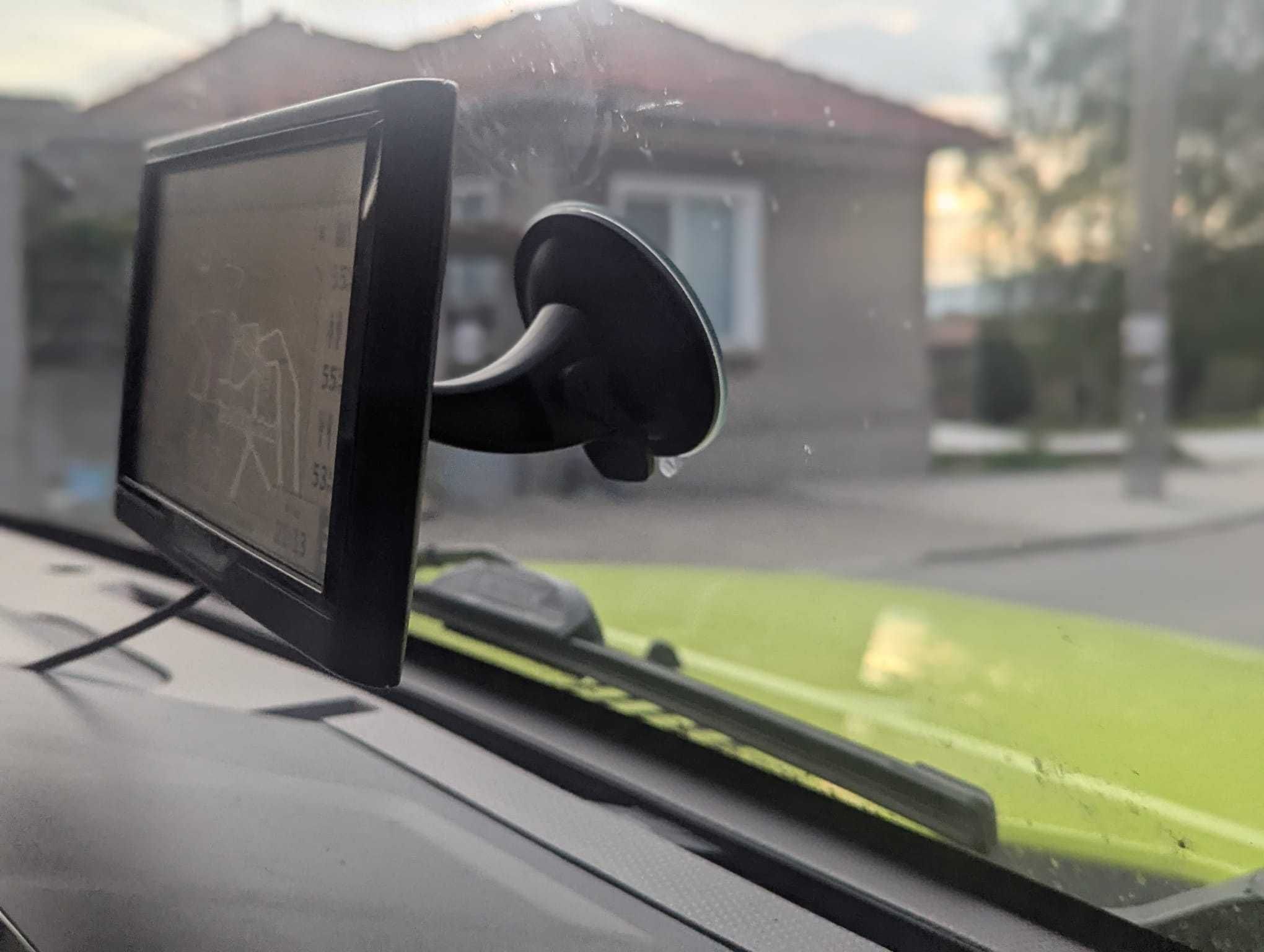 Garmin nüvi 68 за Европа + аксесоари (зарядно, стойка, SD карта)
