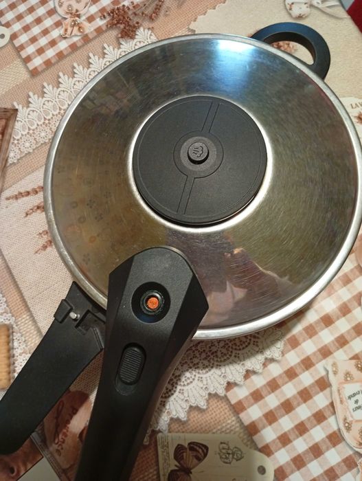 Продавам  комплект две тенжери 6/3 литра