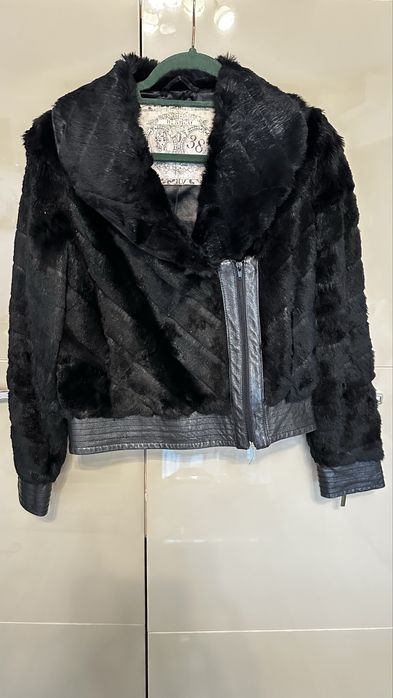 Haina blana cu piele