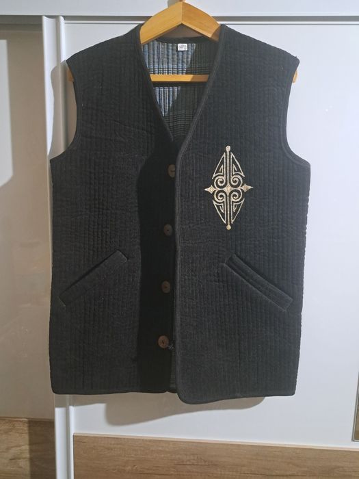 Продаётся мужская жилетка-камзур