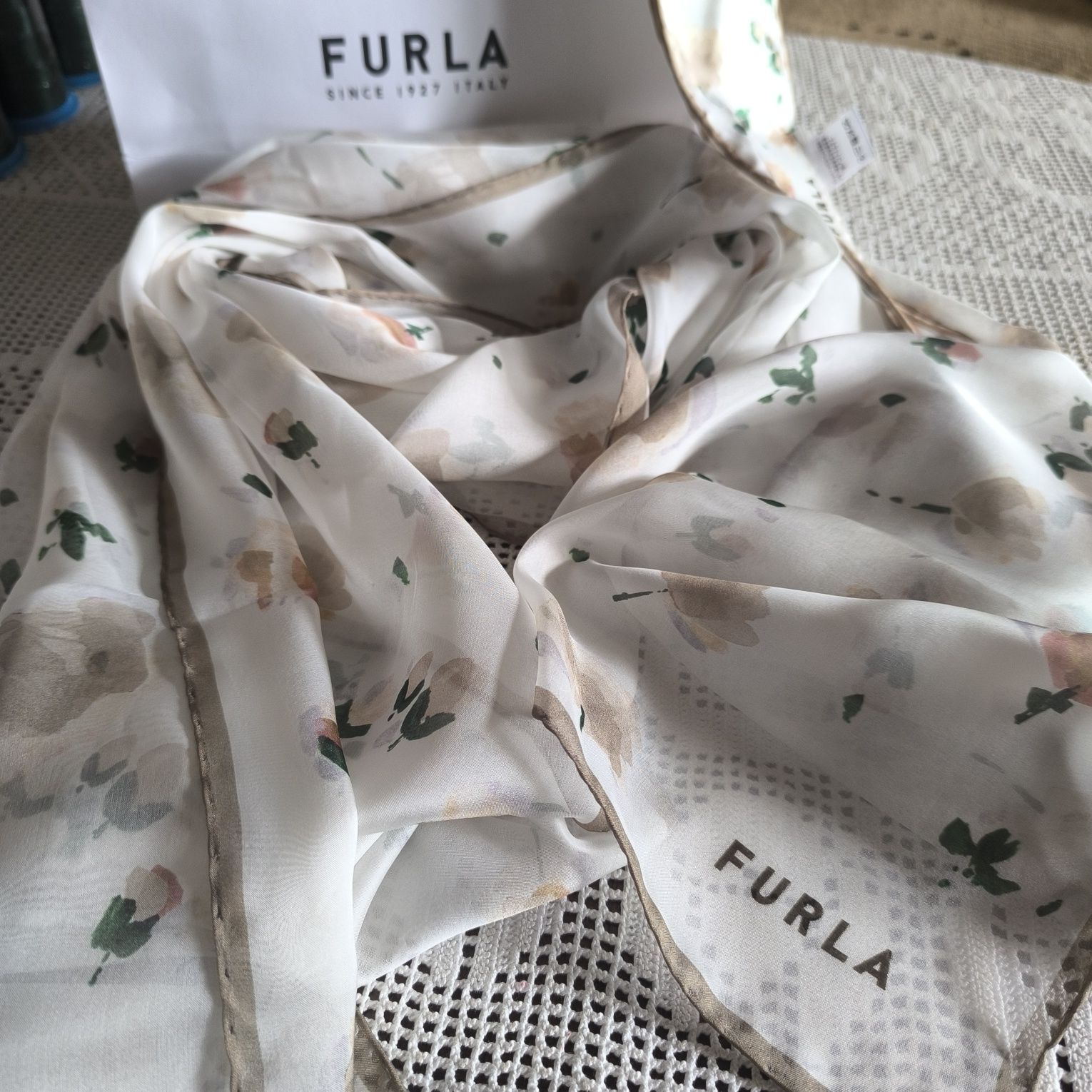 Оригинален комплект на FURLA - шал и кърпа за чанта от коприна