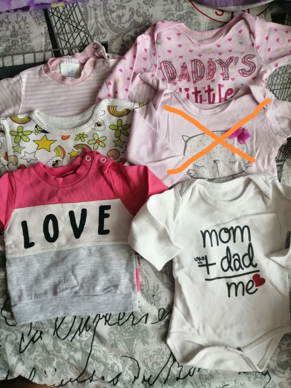 Много бебешки дрехи на символични цени