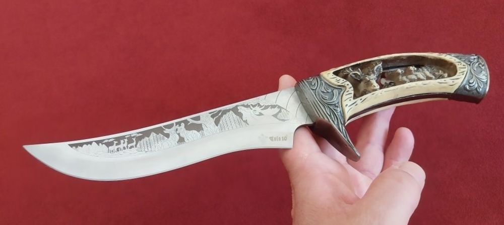 Нож с дървена стойка