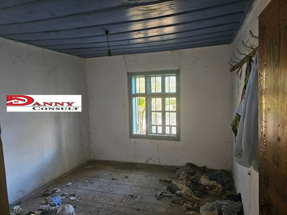 Стара къща с двор в с. Благоево - общ. Стражица