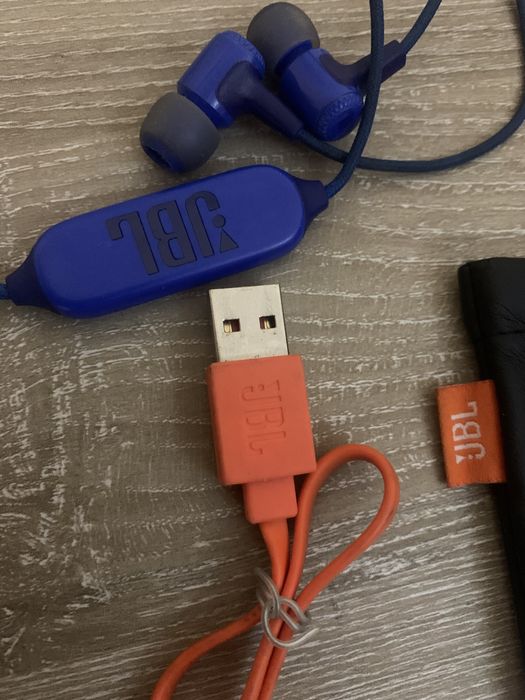 Casti wireless JBL E25BT ca noi / cutie accesorii