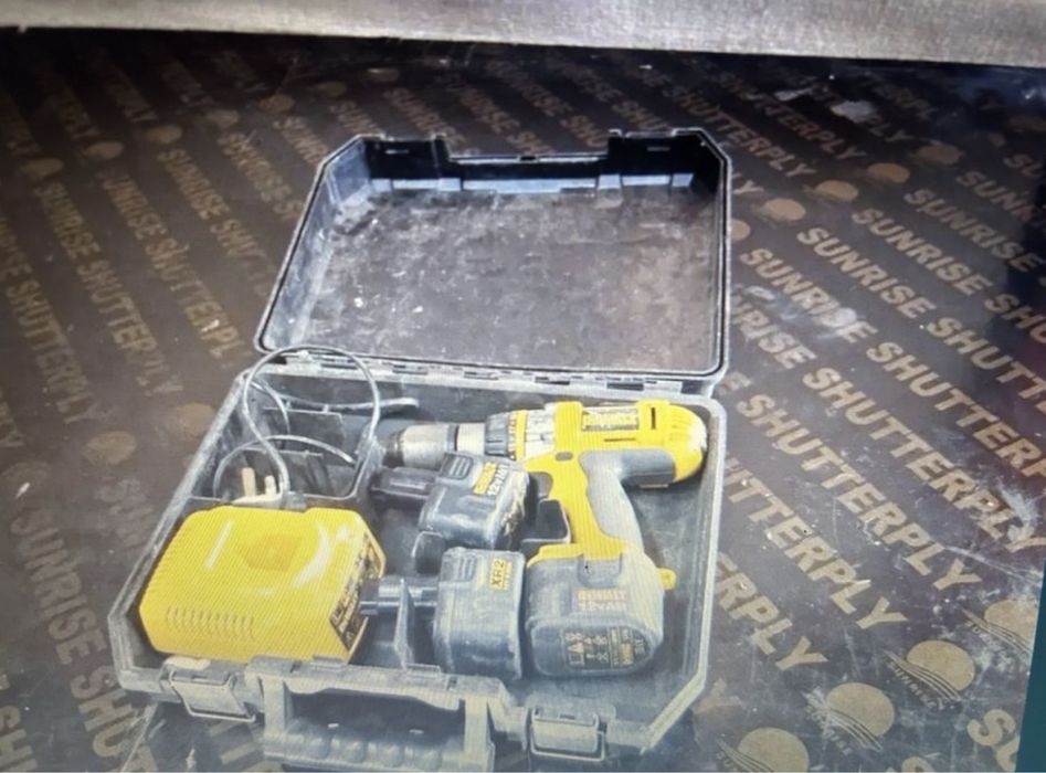 Девалт Dewalt винтоверт с две перфеткно здрави батерий