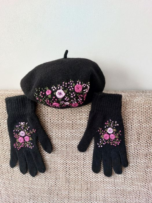 Set din lana 100% cu o foarte frumoasa broderie