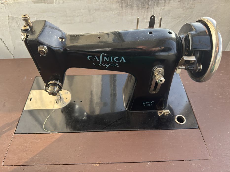 Masina de cusut veche cu masa