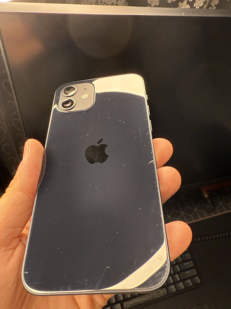 Iphone 12 64gb cu husa, incarcator original.