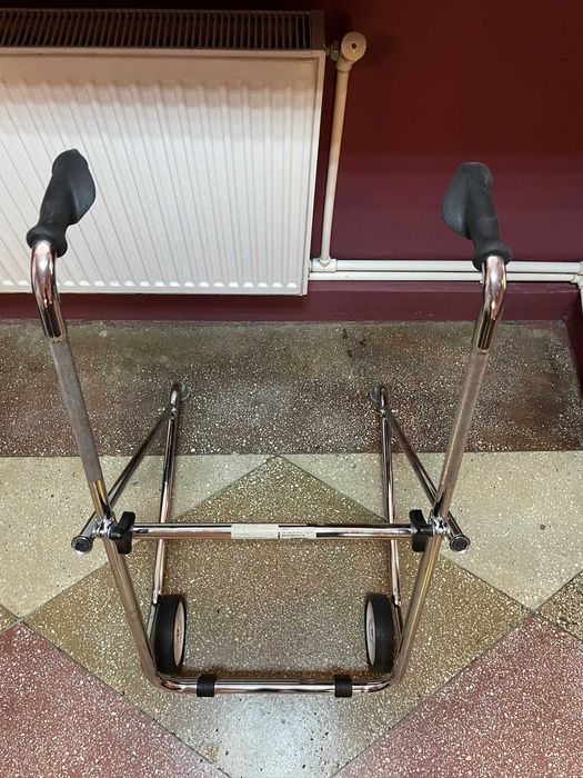 Cadru de mers pliabil cu roti