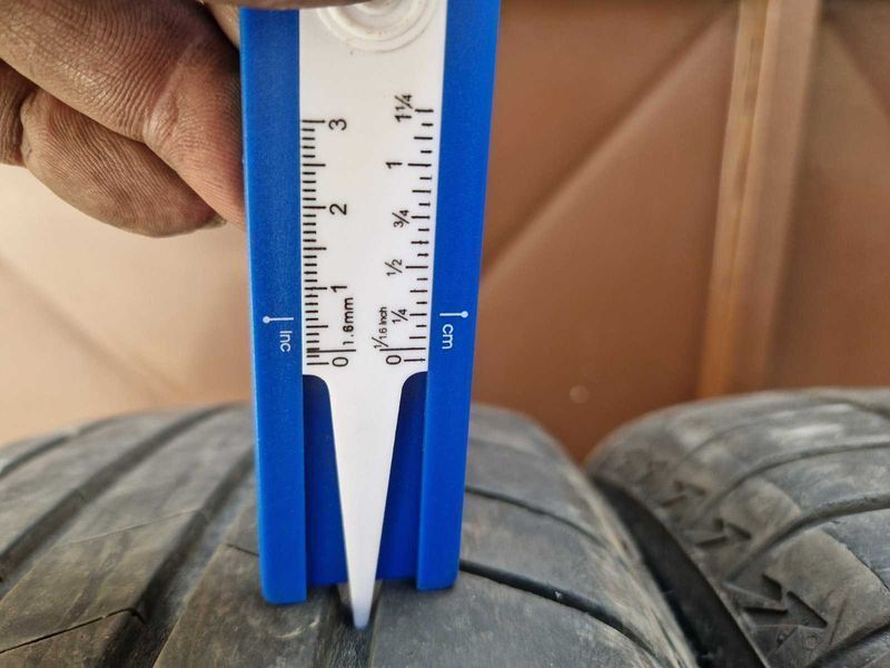 2 Bridgestone R17 215/65
летни гуми
DOT0122