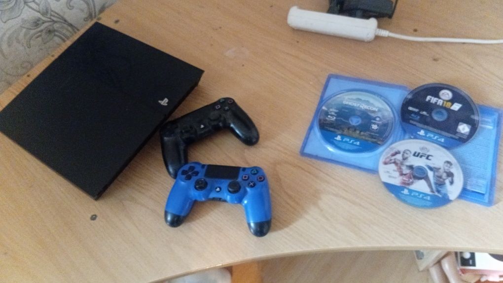 Playstation 4 с 2 играми,2 джойстиками и с проводом почти новый