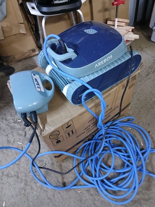 Robot de piscina cu senile urca si pe pereti