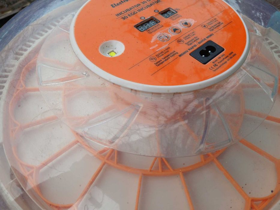 Vând incubator Electromures 30 ouă