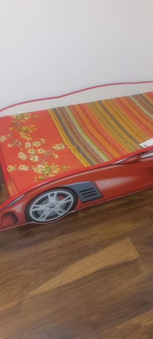 Pat copii in forma de masina