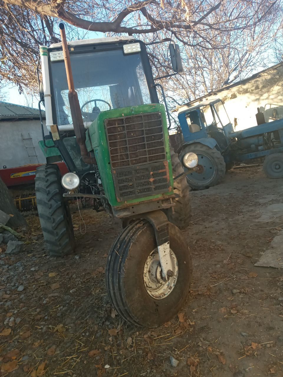 Traktor Belarus plugi bilan