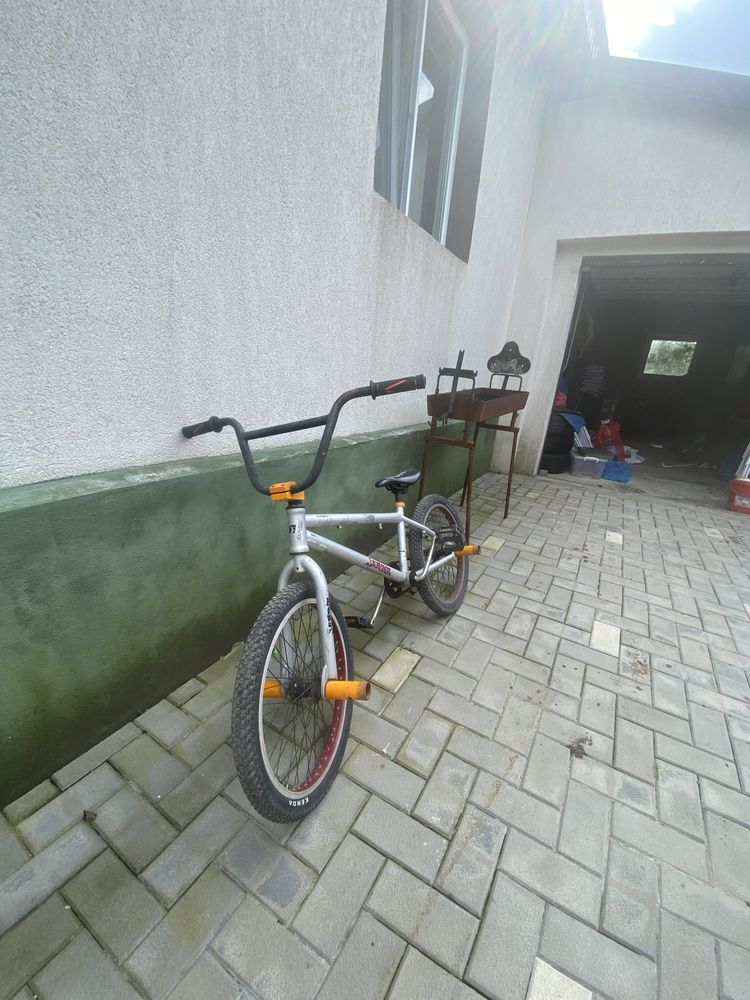 Vând bicicleta BMX