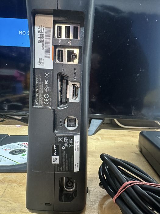 Consola xbox 360s cu doua manete si jocuri