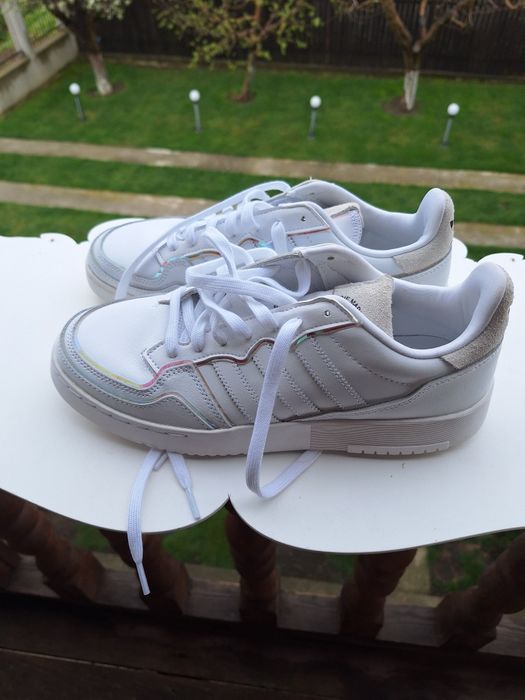 Adidași -Firma Adidas