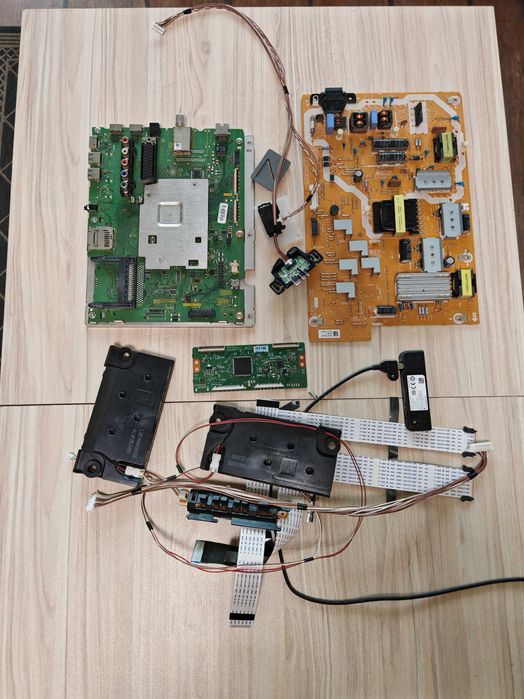 Продавам резервни части за телевизор Philips TX-42AS650E