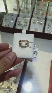 Новое обручальное кольцо с бриллиантами.Женское.
