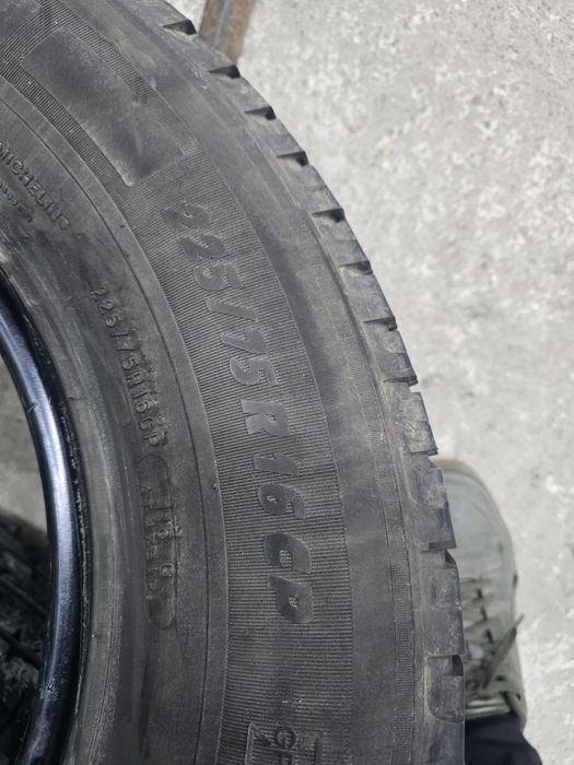 2 Броя Бусови 225/75/16C Michelin 5,6mm 22dot