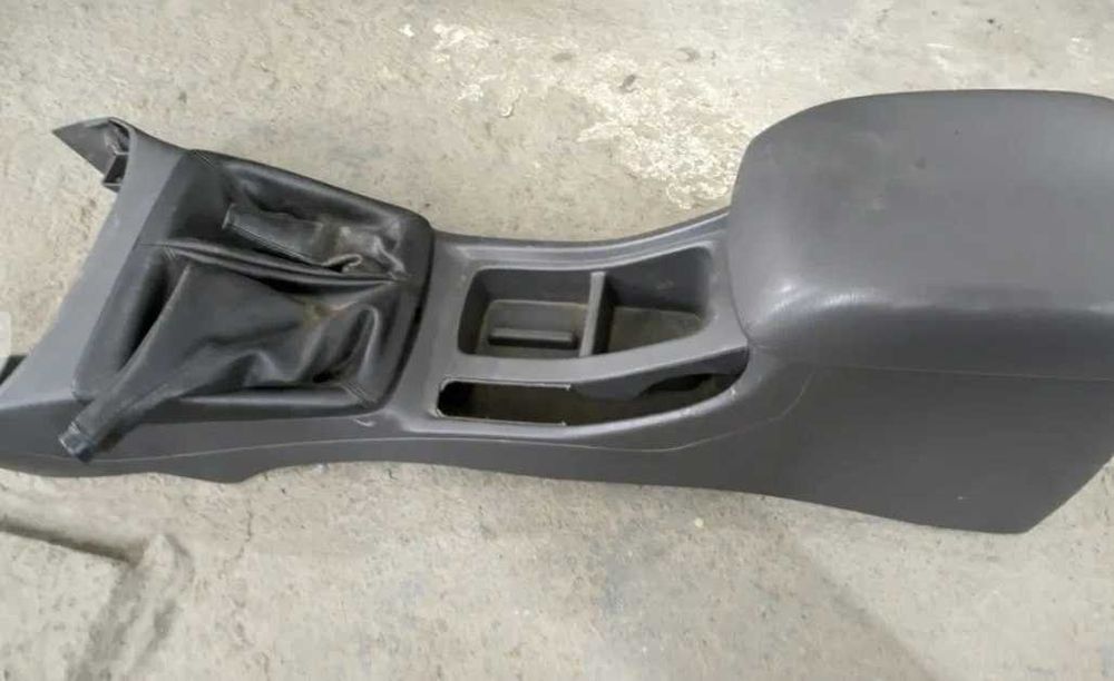 Подлокотник барчик центральная консоль под АКПП МКП на Toyota Hilux