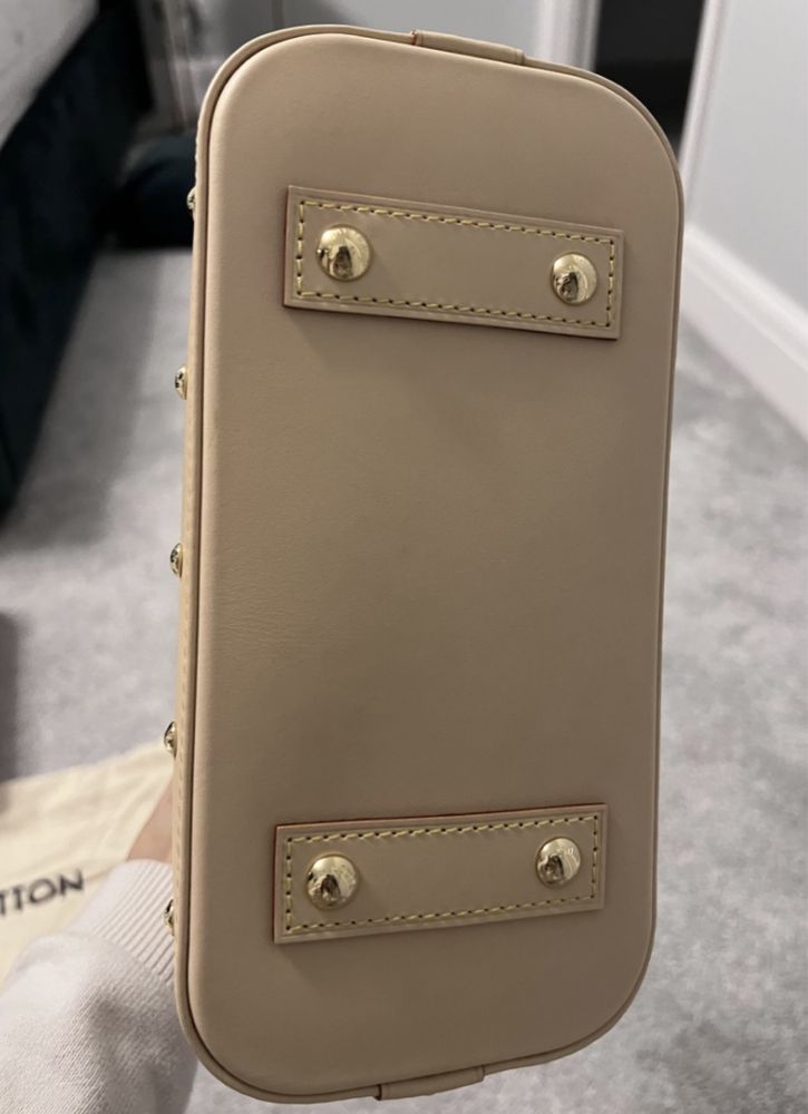 Louis vuitton alma bb чанта