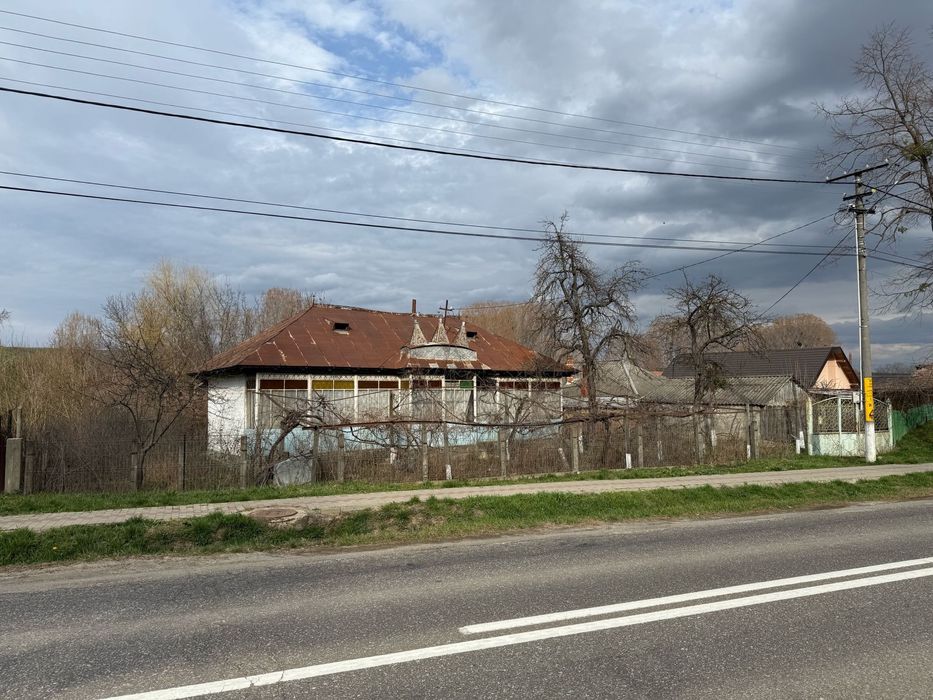 Teren intravilan + casă locuibilă (șoseaua națională DN28, Răducăneni)