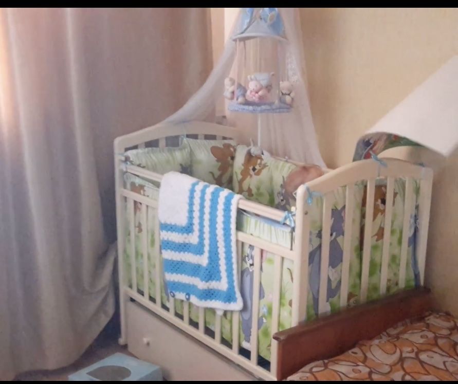 Продам детскую кроватку из натурального дерева