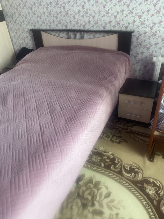Продам кровать две тумбы и парфюмерный сто