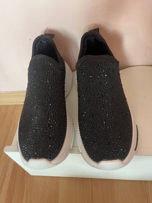 Дамски елегантни обувки с камъни