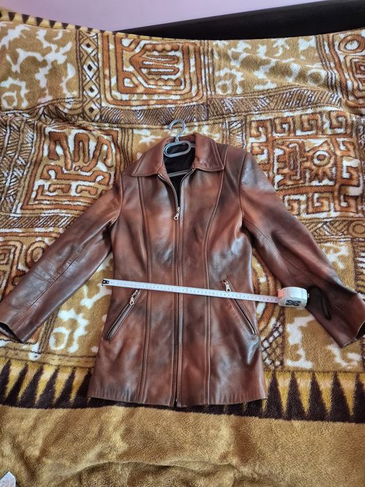 Vând geacă de piele femei  ,mărime38- 40 ,, făină,  preț 180 lei