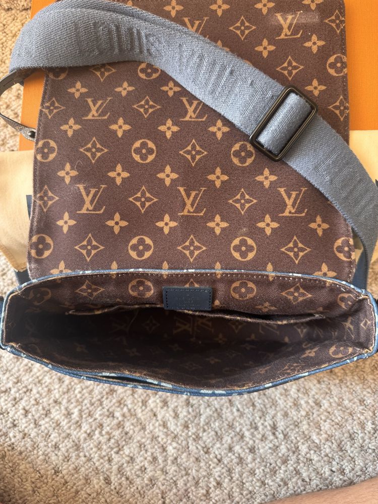 Louis Vuitton District PM
