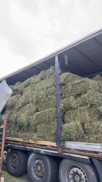 Baloți de lucernă , baloți  de fân și baloți de paie