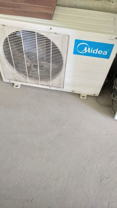 Кондиционер Midea верхний части нету. Только нижняя часть рабочий. Б/у