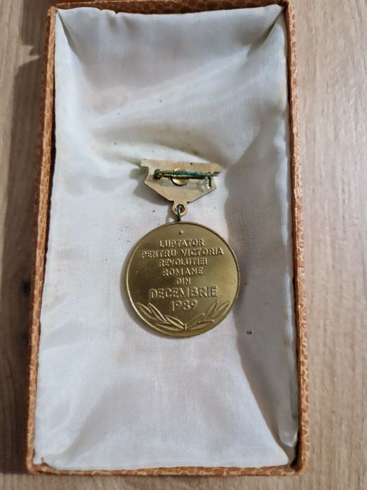 Insigna, medalie Luptator pt victoria Revolutiei din 1989.Poze reale!