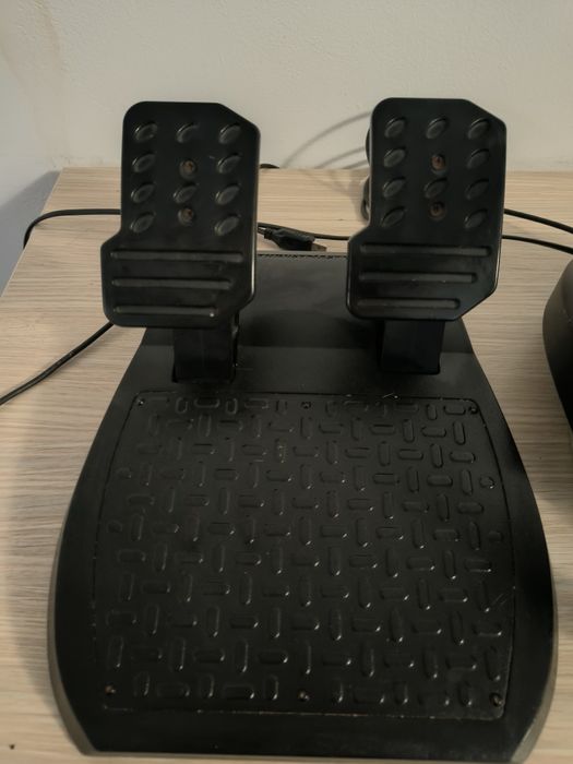 Volan Thrustmaster T150 în stare excelentă compatibil cu PC/PS4/PS3