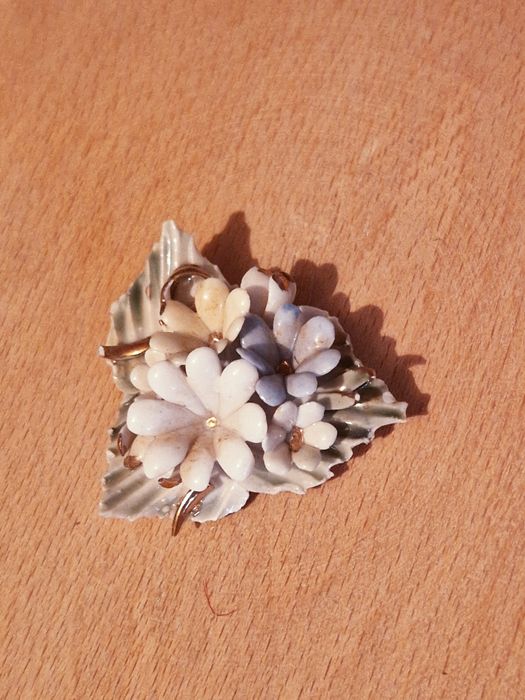 Broșă din ceramică