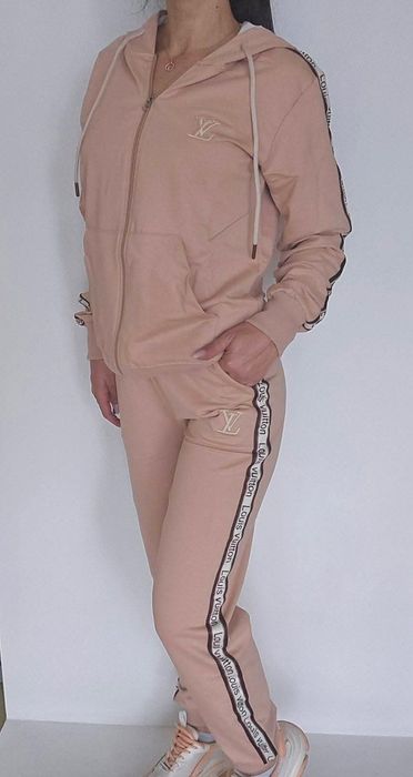 Дамски спортни комплекти