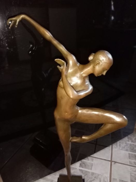 Sculptura, balerina în stil Art-Deco din bronz masiv pe soclu din marm