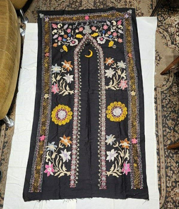 Сузана жойнамоз 60 йилларда тикилган  1м×180 ва 1 м × 150 размерда