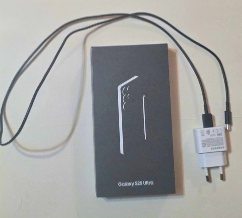 Продавам Samsung Galaxy S25 Ultra
